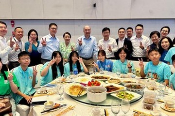 The Secretary for Labour and Welfare, Mr Chris Sun, concluded his visit to Chengdu today (August 12). Photo shows Mr Sun (second row, sixth right) with mentors and mentees of the Strive and Rise Programme after interacting with them at the welcome dinner of the Sichuan Study and Exchange Tour yesterday (August 11).