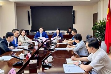 The Secretary for Labour and Welfare, Mr Chris Sun, concluded his visit to Chengdu today (August 12). Photo shows Mr Sun (first left) meeting with the Director-General of the Department of Human Resources and Social Security of Sichuan Province, Ms Liu Huiying (second right), today. They held discussions covering labour, talent and social security policies.