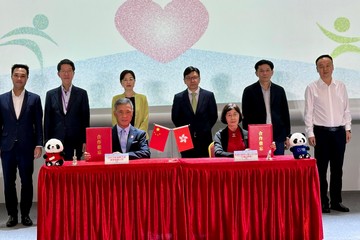 The Secretary for Labour and Welfare, Mr Chris Sun, officiated at the launch ceremony of an exchange tour to Qianhai for the Strive and Rise Programme participants today (August 18). Photo shows Mr Sun (back row, third right); the Deputy Secretary of the Party Working Committee of Shenzhen Qianhai Cooperation Zone, Ms Liang Ke (back row, third left); the Deputy Director-General of the Department of Social Affairs of the Liaison Office of the Central People