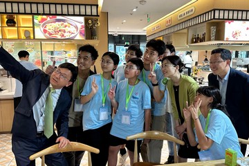 The Secretary for Labour and Welfare, Mr Chris Sun, officiated at the launch ceremony of an exchange tour to Qianhai for the Strive and Rise Programme participants today (August 18). Photo shows Mr Sun (first left) and the Deputy Secretary of the Party Working Committee of Shenzhen Qianhai Cooperation Zone, Ms Liang Ke (third right), with mentors and mentees of the Strive and Rise Programme at the lunch session.