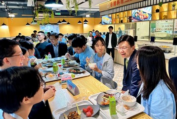 The Secretary for Labour and Welfare, Mr Chris Sun, officiated at the launch ceremony of an exchange tour to Qianhai for the Strive and Rise Programme participants today (August 18). Photo shows Mr Sun (second right) interacting with mentees of the Strive and Rise Programme at the lunch session.