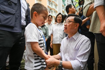 The Chief Executive, Mr John Lee, visited Eastern District today (August 30) to gather public views on the upcoming Policy Address. Photo shows Mr Lee (first right) interacting with a member of the public at Oi Tung Estate.