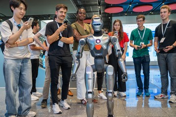 Hong Kong Talent Engage arranged for a delegation of German innovation and technology (I&T) talent to visit Hong Kong and Shenzhen from September 9 to 12 to learn about the entrepreneurial ecosystem, industry support and I&T opportunities in both cities. Photo shows the delegation learning about robotics technology at the entrepreneurial base of the Qianhai International Talent Hub in Shenzhen.