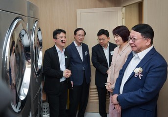 The Chief Secretary for Administration, Mr Chan Kwok-ki, today (September 15) officiated at the Ma Tau Kok Community Living Room Opening Ceremony. The Secretary for Labour and Welfare, Mr Chris Sun; the Director General of the Kowloon Sub-office of the Liaison Office of the Central People