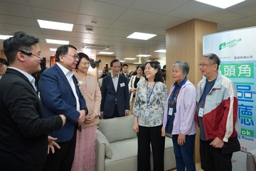The Chief Secretary for Administration, Mr Chan Kwok-ki, today (September 15) officiated at the Ma Tau Kok Community Living Room Opening Ceremony. The Secretary for Labour and Welfare, Mr Chris Sun; the Director General of the Kowloon Sub-office of the Liaison Office of the Central People