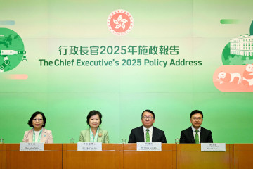 政务司司长陈国基(右二)今日(九月十九日)联同教育局局长蔡若莲博士(左二)、民政及青年事务局局长麦美娟(左一)和劳工及福利局局长孙玉菡(右一)举行记者会,阐述《行政长官2025年施政报告》有关教育、人才、劳工、青年及小区关爱措施。