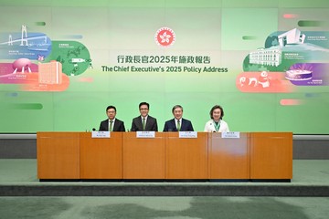 政务司副司长卓永兴(右二)今日(九月二十日)联同公务员事务局局长杨何蓓茵(右一)、创新科技及工业局局长孙东教授(左二)和劳工及福利局局长孙玉菡(左一)举行记者会,阐述《行政长官2025年施政报告》有关AI效能提升组、社会高龄化对策工作组、简化食肆发牌制度和部门首长责任制。