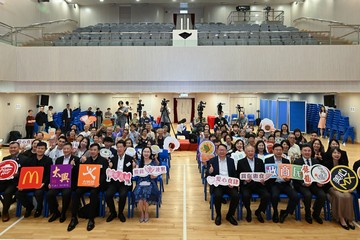 政务司司长陈国基今日(九月二十六日)出席「爱心食肆 赏你惠食」第三轮活动启动礼。图示(第一排左六起)社会福利署署长杜永恒、劳工及福利局常任秘书长刘焱、陈国基、立法会议员张宇人、劳工及福利局局长孙玉菡以及其他嘉宾在活动合照。