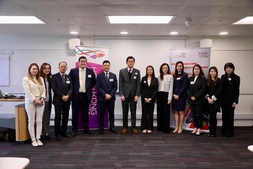 香港人才服务办公室(人才办)代表团十月十日(伦敦时间)在伦敦国王学院举办活动。图示劳工及福利局副秘书长(人力)曾裕彤(左六)、人才办副总监欧雪雯(右六)、其他代表团成员、行业专家和企业代表在研讨会上合照。