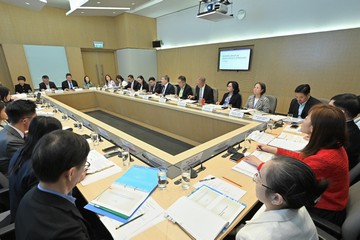 政务司副司长卓永兴(右六)今日(十一月十四日)主持社会高龄化对策工作组首次会议,与各政策局商讨工作组的策略方向及初步计划。