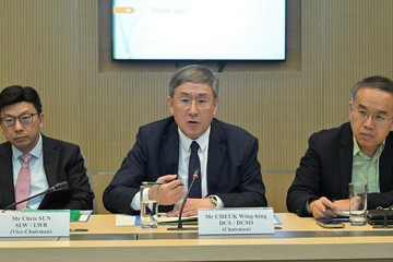 政务司副司长卓永兴今日(十一月十四日)主持社会高龄化对策工作组首次会议,15个政策局均有参与其中。卓永兴(中)旁为劳工及福利局局长孙玉菡(左)和财经事务及库务局局长许正宇(右)。