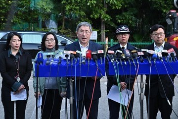 政务司副司长卓永兴(中)今日(十一月二十九日)与民政及青年事务局局长麦美娟(左二)、劳工及福利局局长孙玉菡(右一)、警务处新界北总区指挥官林敏娴助理处长(右二)及警务处伤亡查询中心主管曾淑贤总警司(左一)就大埔宏福苑五级火警跟进工作会见传媒。