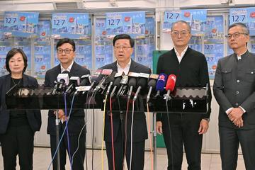 行政长官李家超(中)今日(十二月五日)联同精神健康咨询委员会主席林正财医生(右一)、医务卫生局局长卢宠茂教授(右二)、劳工及福利局局长孙玉菡(左二)及教育局局长蔡若莲博士(左一),就大埔宏福苑火灾跟进工作会见传媒。