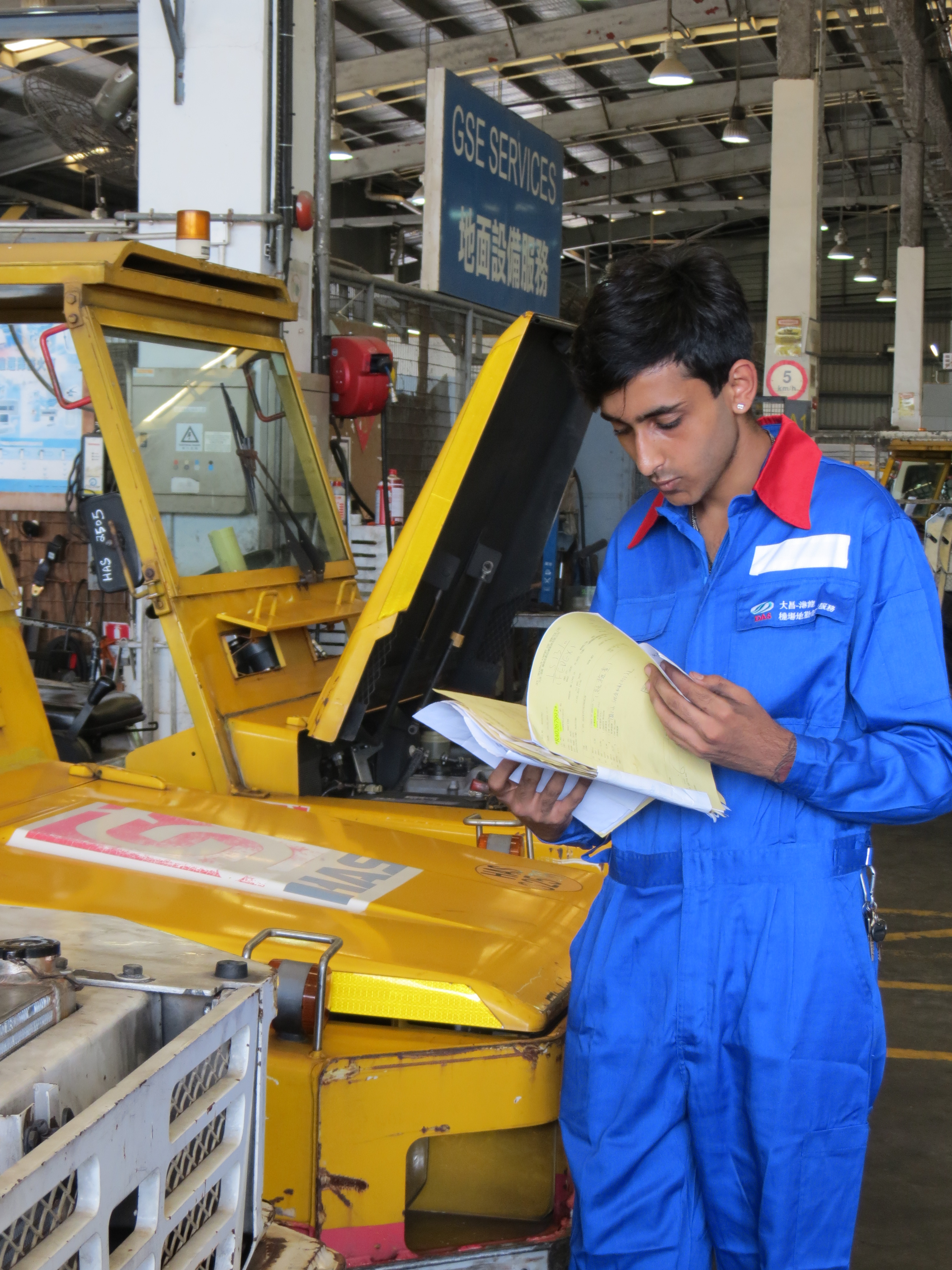 印度裔的SINGH BAL PREET（KB）透过参加「行行出状元──技术见习员培训计划」学得一技之长，现时在货运站负责车辆维修保养工作。