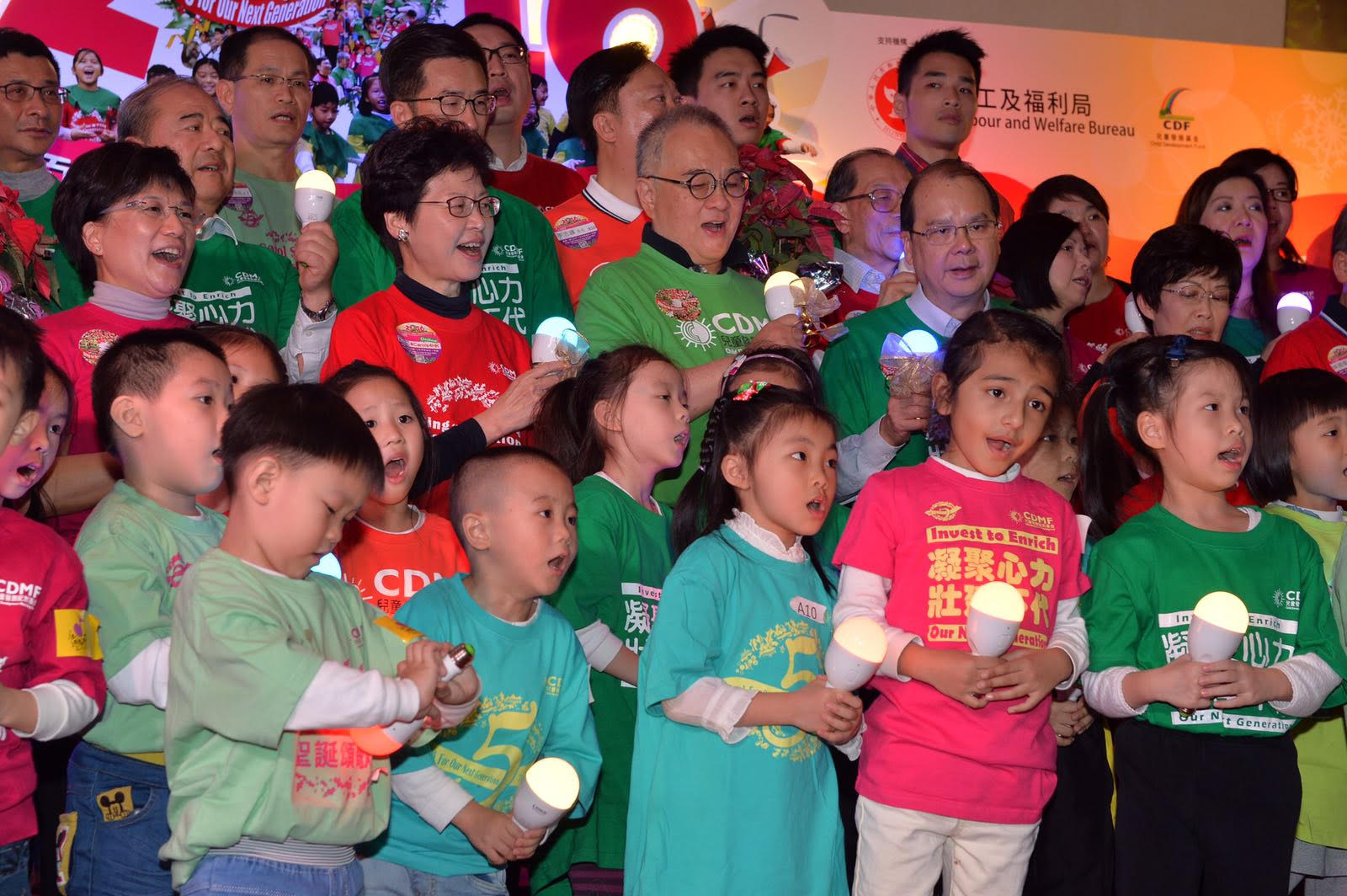 劳工及福利局局长张建宗出席儿童发展配对基金举办的圣诞颂歌节，与小朋友一起唱出圣诞歌曲。