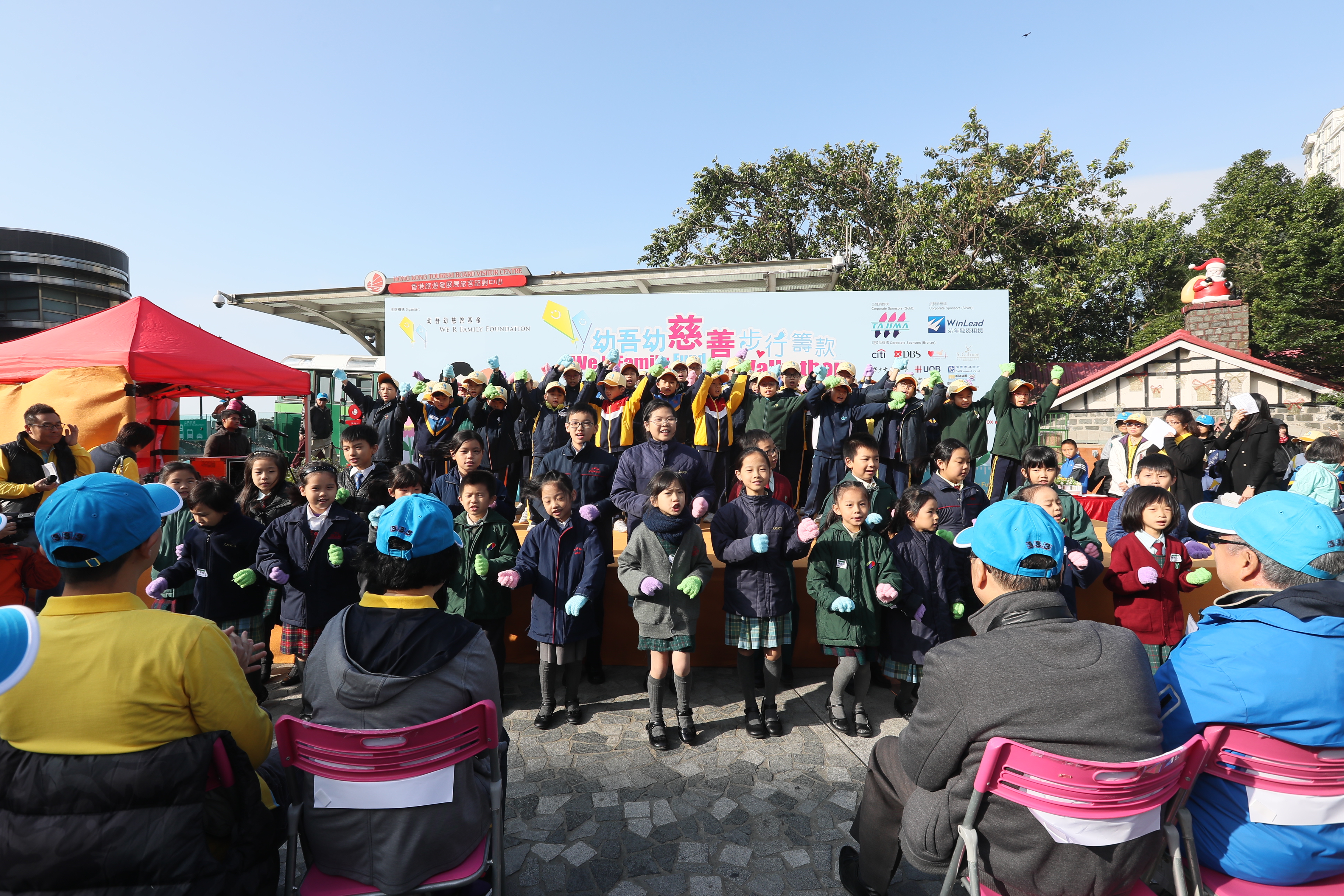 一群基层儿童于幼吾幼慈善基金慈善步行筹款的开步礼上，以充满自信的姿态和十分标准的英语发音，唱出《I’d like to teach the world to sing》一曲。